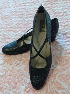 Trotters Sz 10N, comfort Plus Black Snakeskin Cross-Strap Pumps. Padded Inserts